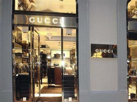 la società che controlla gucci|Gucci, la Guardia di finanza nella sede di Milano per una .